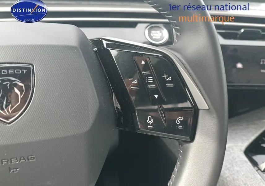 Gros plan sur le volant cuir multifonction côté droit du Peugeot 5008 Hybrid 145 allure bleu 2025.