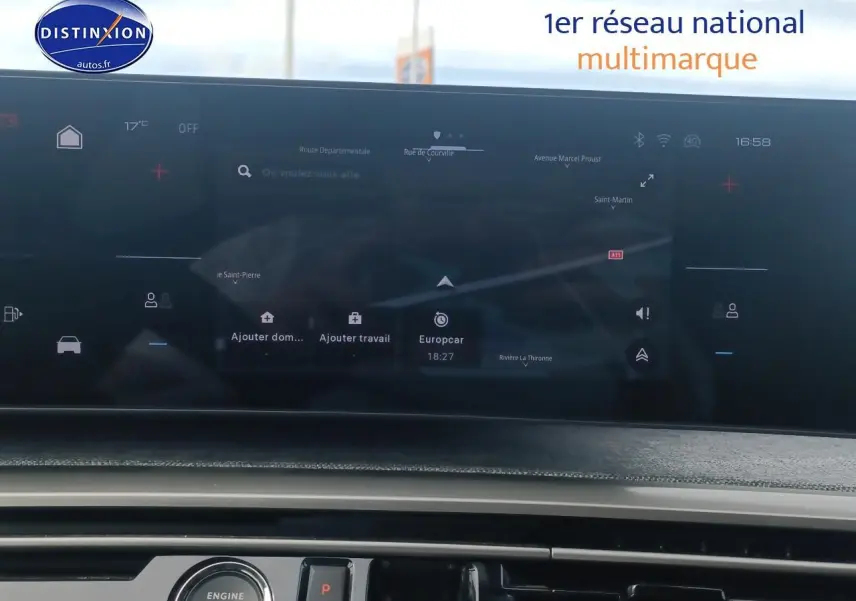 Vue rapprochée de l’écran tactile central du Peugeot 5008 bleu, affichant le système de navigation et commandes digitales.