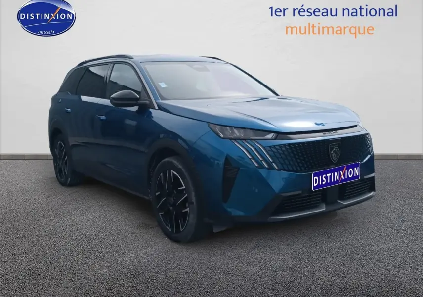 Peugeot 5008 Hybrid bleu en 3/4 avant droit avec calandre noire et jantes alu noires.