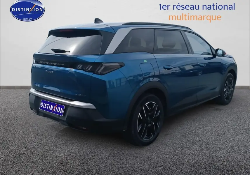Peugeot 5008 Hybrid 145 allure bleu vue 3/4 arrière droit avec jantes alu et toit noir contrasté.
