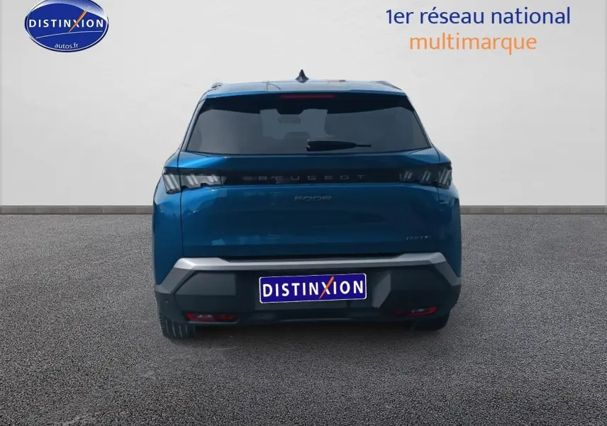 Vue arrière d'un Peugeot 5008 bleu 2025 avec feux LED et lunette arrière surteintée.