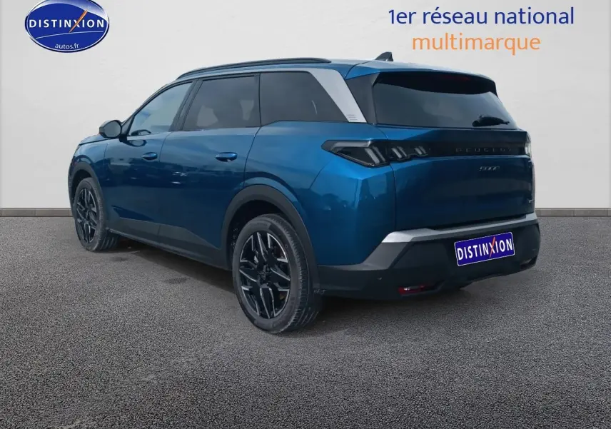 Vue 3/4 arrière droite d'un Peugeot 5008 Hybrid 145 allure e-dcs6 bleu avec vitres arrière surteintées et jantes alu noires.