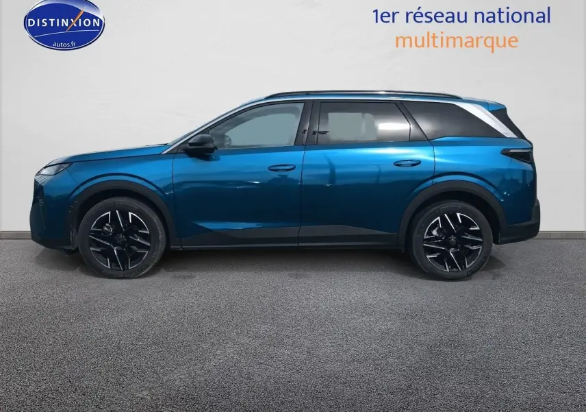 Vue de profil côté gauche d’un Peugeot 5008 Hybrid 145 allure e-dcs6 bleu avec jantes alu noires et toit argenté.