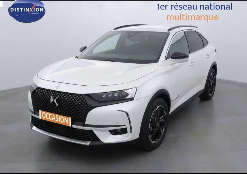 DS7 Crossback E-TENSE blanc nacré en 3/4 avant droit, avec calandre noire et jantes noires distinctives.