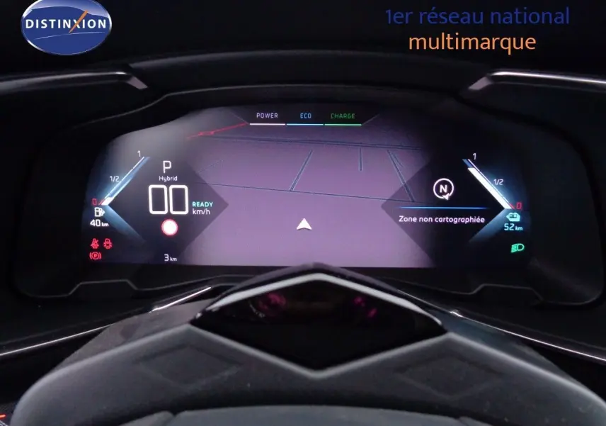 Tableau de bord numérique du DS7 Crossback E-TENSE 300CH 4X4 en vue frontale, affichage hybride et navigation.