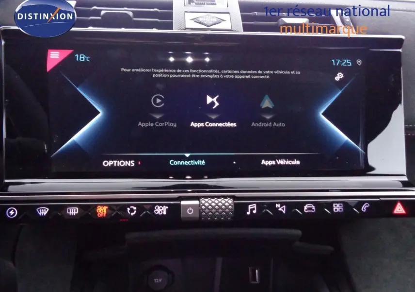Écran tactile central du DS7 Crossback E-TENSE 300CH affichant les options Apple CarPlay et Android Auto, intérieur noir.