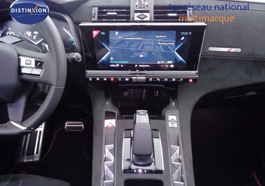 Vue intérieure centrée sur la console et le tableau de bord du DS7 Crossback blanc nacré avec écran tactile et volant cuir noir.