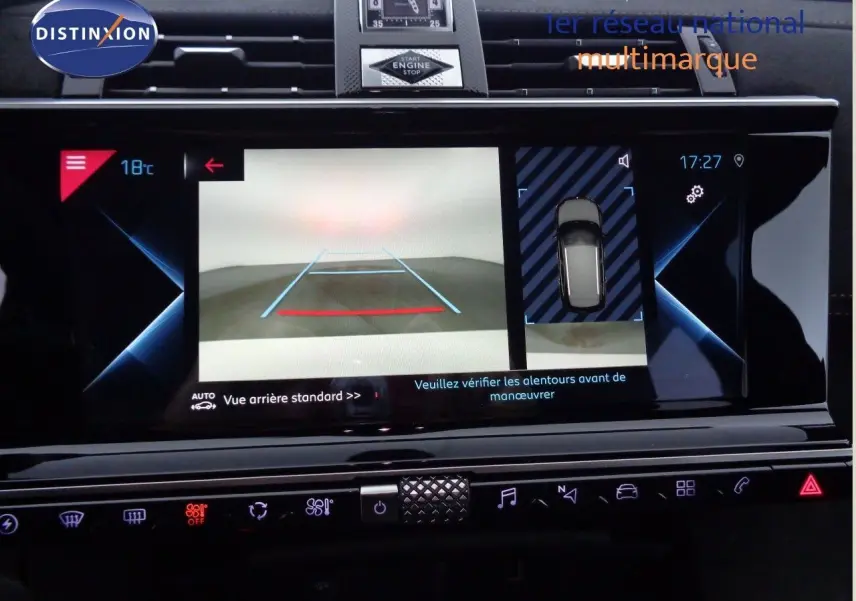 Écran central du DS7 Crossback E-TENSE 2021 montrant la caméra de recul et l'affichage des aides à la conduite.