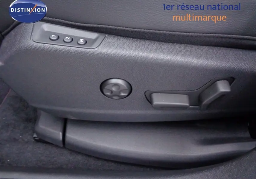 Réglages électriques du siège conducteur en cuir noir du DS7 Crossback E-TENSE 2021, vue côté gauche.