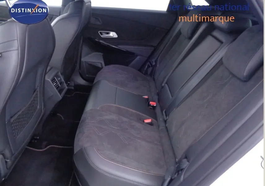 Vue intérieure des sièges arrière en cuir noir et alcantara du DS7 Crossback E-TENSE 2021, côté droit.