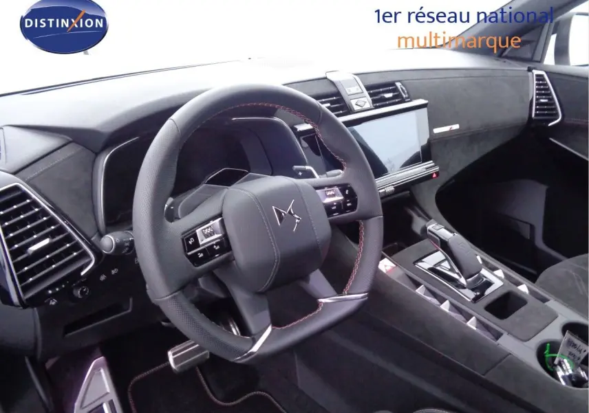 Intérieur avant du DS7 Crossback E-TENSE 2021 avec volant cuir noir, console centrale moderne et finitions en alcantara.