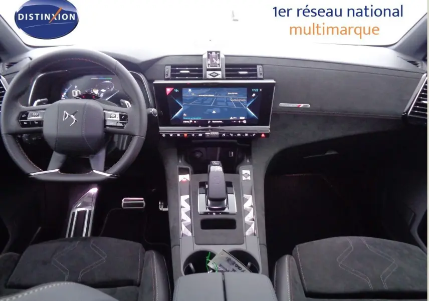 Vue intérieure avant du DS7 Crossback E-TENSE 300CH, tableau de bord moderne avec écran tactile et volant multifonction noir.
