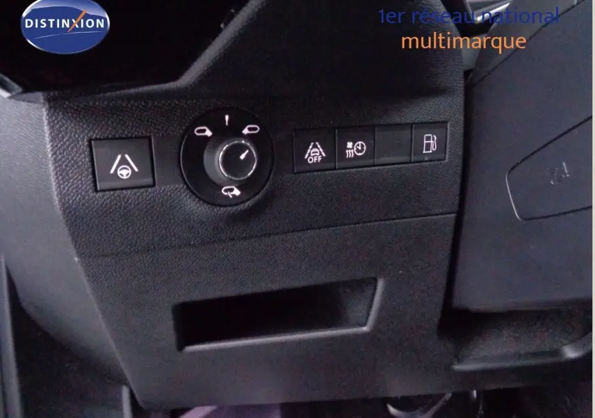 Détail des commandes latérales noires sur tableau de bord du DS7 Crossback blanc nacré 2021 hybride rechargeable.