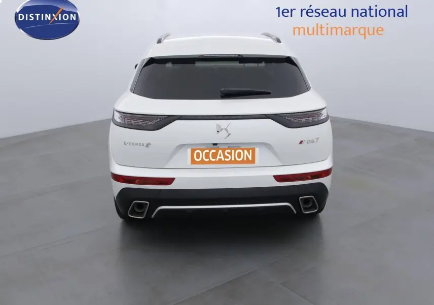 Vue arrière d'un DS7 Crossback blanc nacré avec feux LED et double sortie d'échappement carrée.