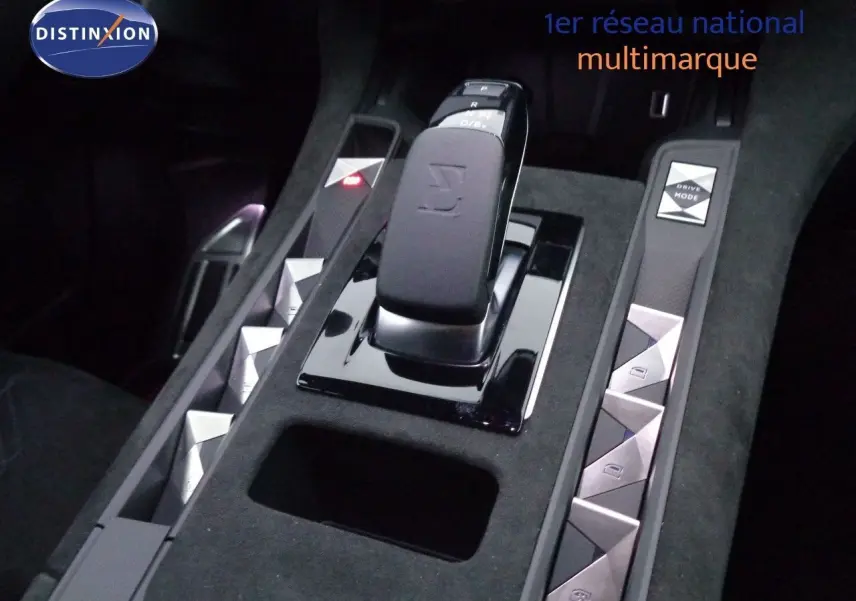 Gros plan sur la console centrale noire du DS7 Crossback E-TENSE 300CH avec levier de vitesses et commandes argentées.