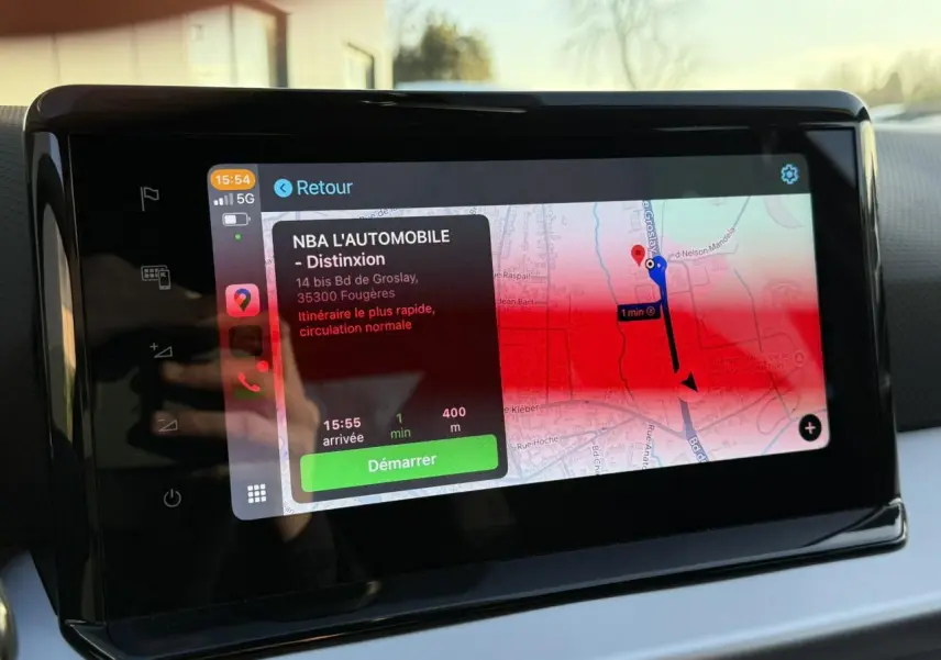 Écran tactile du système de navigation NaviSystem+9 dans le tableau de bord de la SEAT IBIZA TSI 115 FR 2025