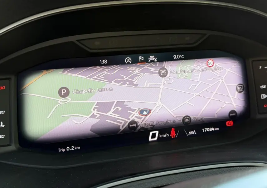 Affichage numérique 10 pouces du tableau de bord SEAT IBIZA TSI 115 FR 2025 avec navigation et informations de conduite.