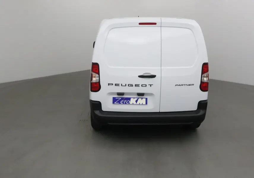 Vue arrière d’un utilitaire Peugeot Partner blanc avec portes battantes et logo visible sur fond neutre.