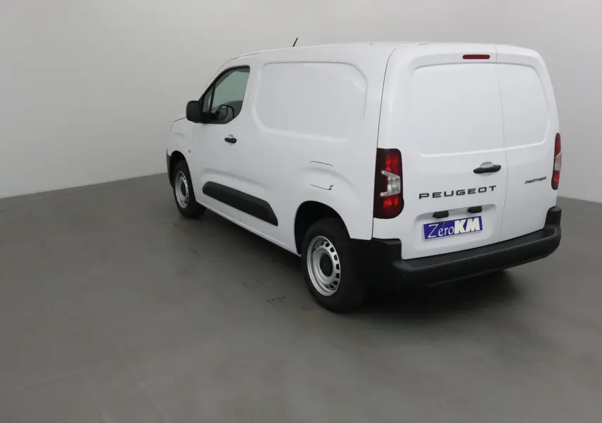 Vue 3/4 arrière droite du Peugeot Partner blanc 2025, fourgon utilitaire avec détails noirs sur les bas de caisse.