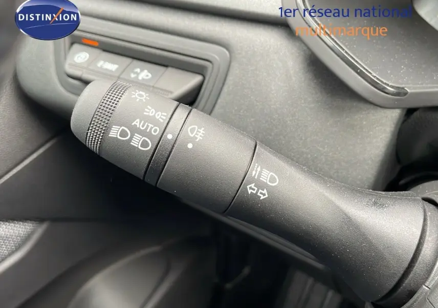 Gros plan sur la commande des phares et clignotants du Renault Captur 2025, intérieur noir mat.