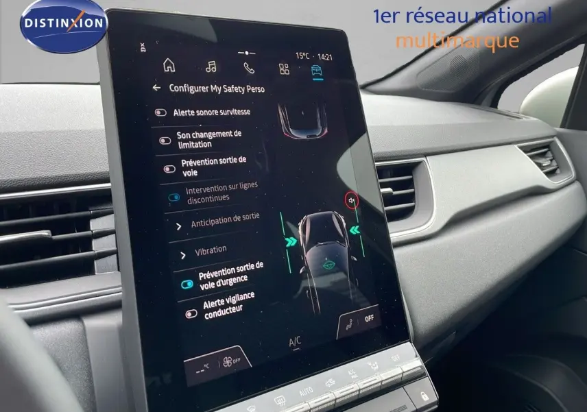 Vue intérieure centrée sur l’écran tactile du tableau de bord du Renault Captur 2025, affichant les aides à la conduite.