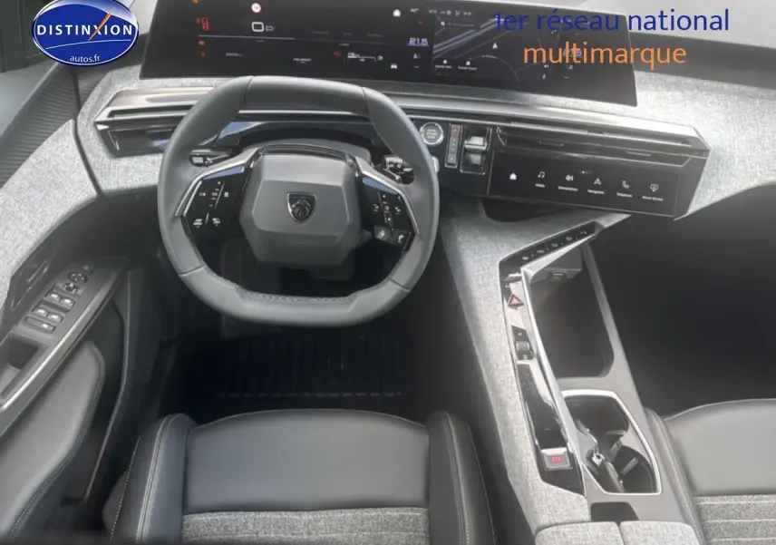 Vue intérieure du poste de conduite du Peugeot 5008 Hybrid 145 allure e-dcs6 2025, volant cuir et tableau de bord numérique.