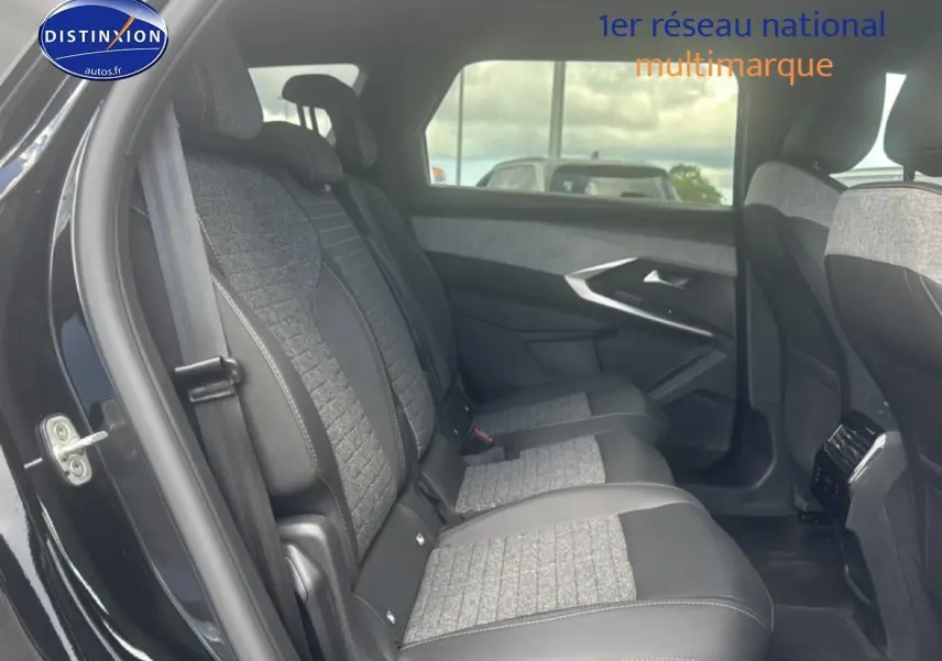 Vue côté gauche des sièges arrière en tissu gris et cuir noir du Peugeot 5008 Hybrid 145 allure e-dcs6 noir 2025.