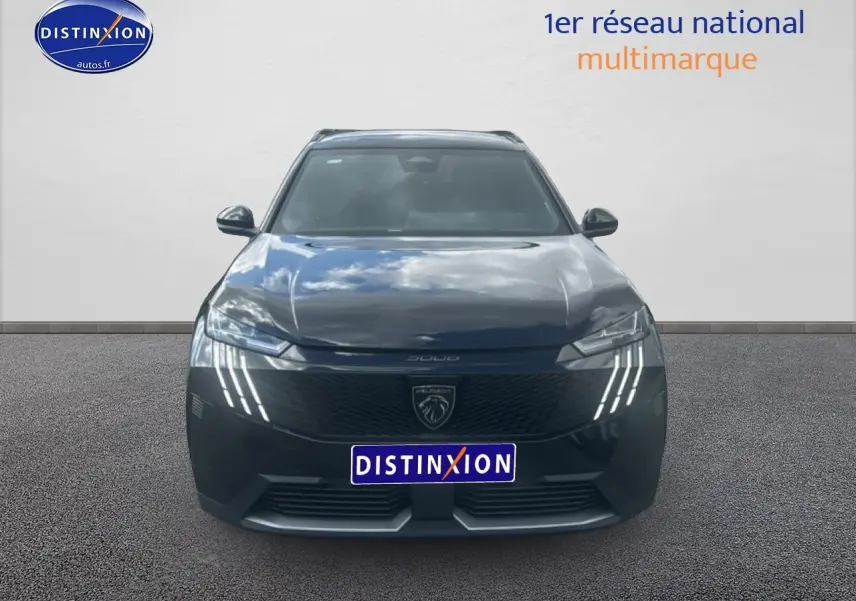Vue frontale d’un Peugeot 5008 noir avec phares LED distinctifs et calandre imposante.