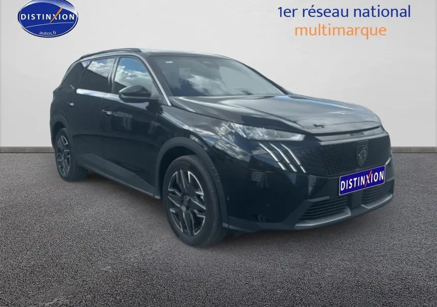 Peugeot 5008 Hybrid 145 allure e-dcs6 noir en 3/4 avant avec phares LED et jantes alu distinctives.