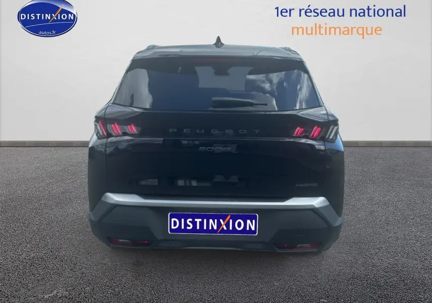 Vue arrière d’un Peugeot 5008 noir avec feux arrière LED et logo distinctif sur fond neutre.