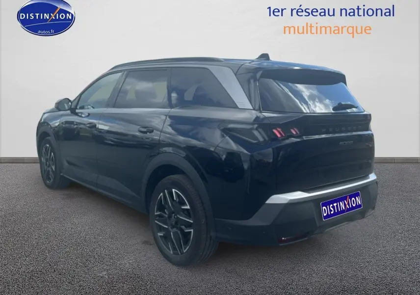 Peugeot 5008 noir en 3/4 arrière droit, avec feux arrière LED et jantes alliage visibles.