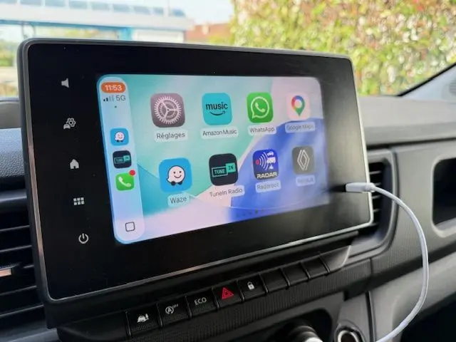 Écran tactile central du tableau de bord du Renault Trafic Combi L2 gris comète, affichant des applications connectées.