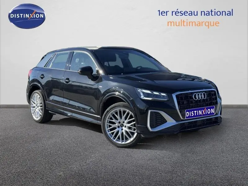 Audi Q2 30 TDI S line noir Mythic métallisé en 3/4 avant droit avec jantes alu et calandre noire distinctive.