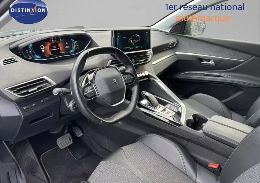Intérieur du Peugeot 3008 hybride 2022 vu côté conducteur, tableau de bord numérique et sellerie noire visible