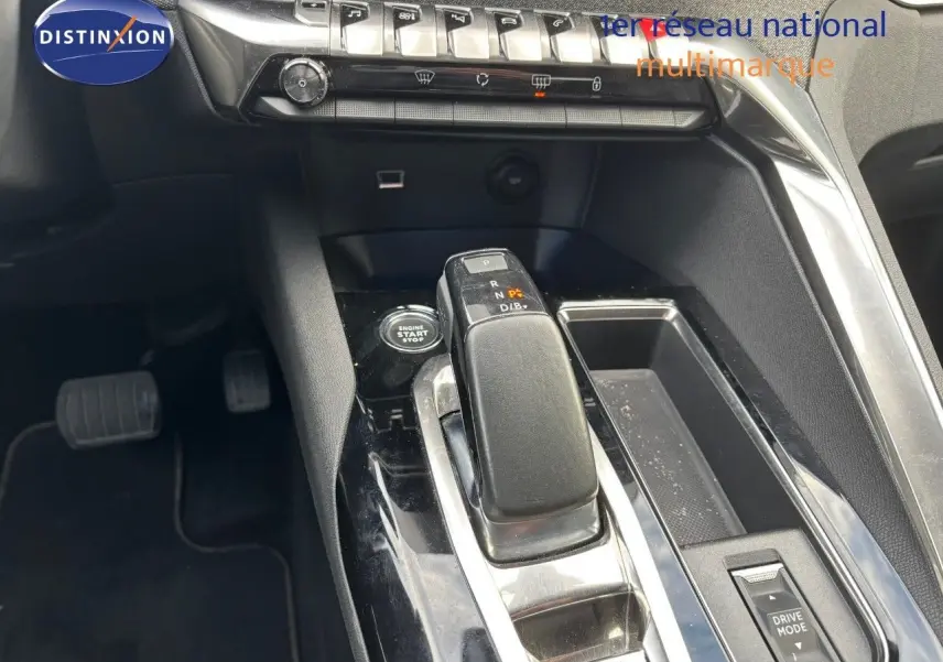 Le levier de vitesses automatique et le bouton start/stop du Peugeot 3008 hybride, vue rapprochée de la console centrale.