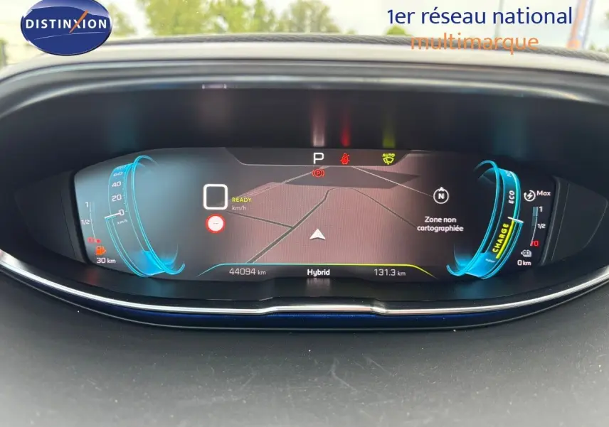 Tableau de bord numérique du Peugeot 3008 hybride 2022 affichant la navigation et les jauges d'énergie en vue frontale rapprochée.