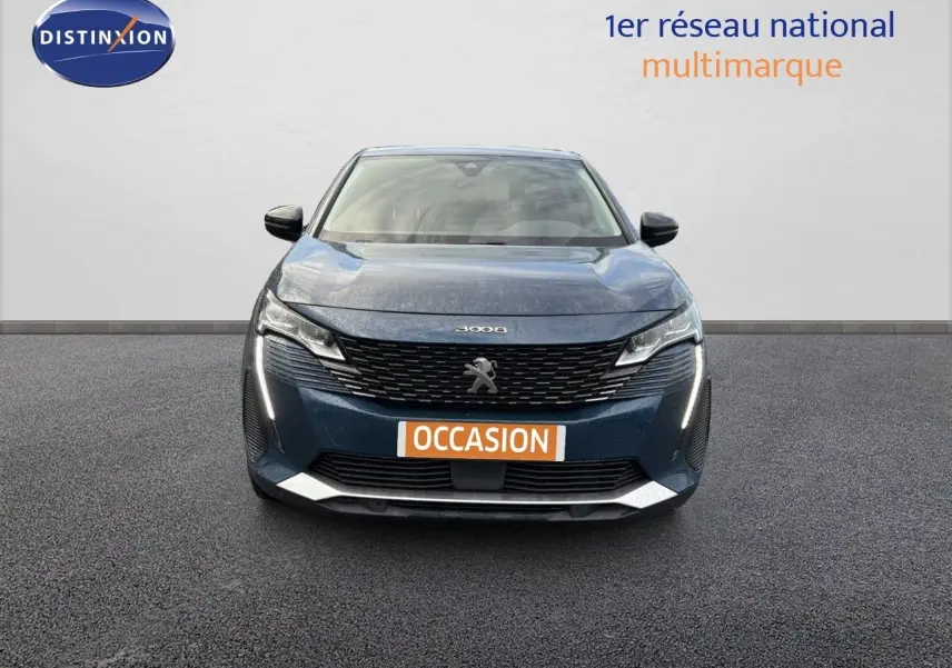 Vue avant d'un Peugeot 3008 hybride rechargeable bleu Célèbes avec calandre noire et feux LED allumés.