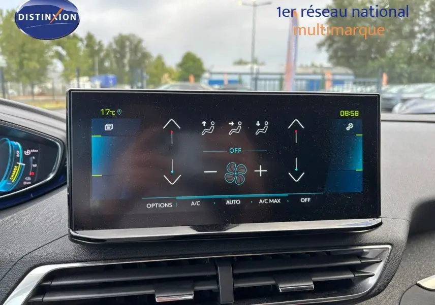 Écran tactile du système de climatisation du Peugeot 3008 hybride 2022, vue intérieure centrée sur la console.