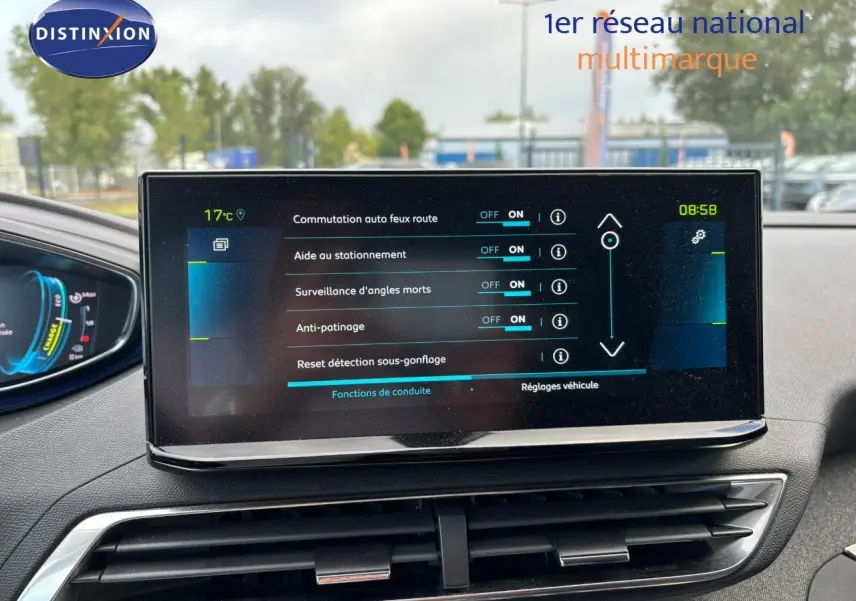 Écran central tactile du Peugeot 3008 2022 bleu Célèbes affichant les aides à la conduite activées.
