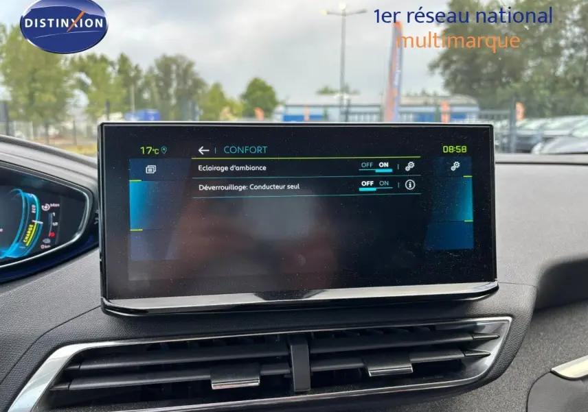 Écran tactile central du Peugeot 3008 bleu Celebes affichant les réglages de confort intérieur, vue de face