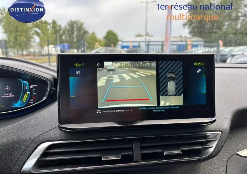 Écran central du Peugeot 3008 hybride 2022 affichant la caméra de recul et l'aide au stationnement.