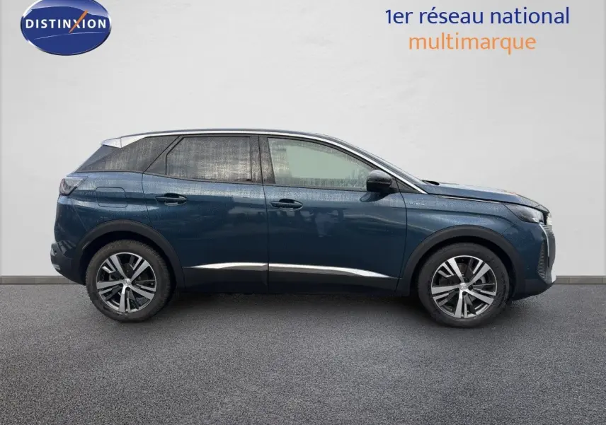 Profil côté gauche d'un Peugeot 3008 hybride rechargeable 2022 en bleu Celebes avec jantes alliage bicolores.