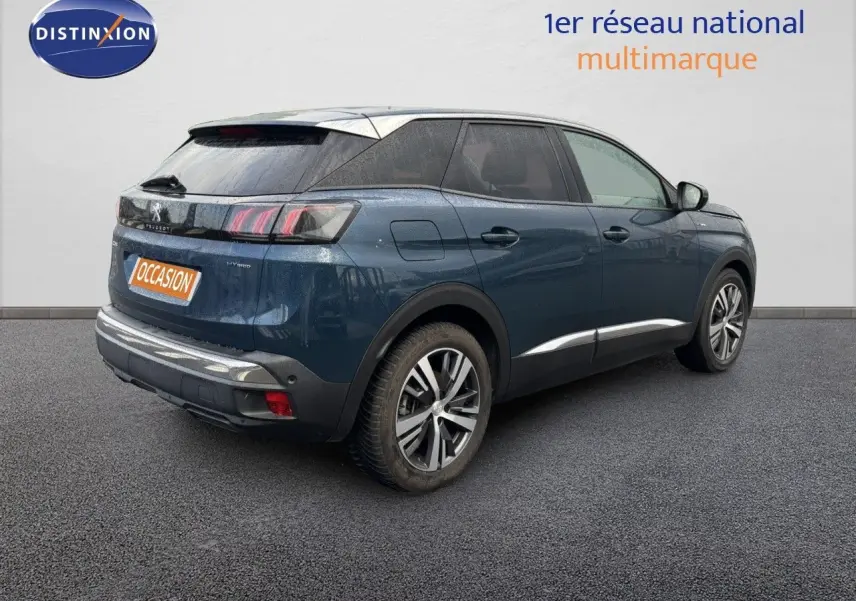 Peugeot 3008 hybride rechargeable bleu Célèbes en 3/4 arrière droit, avec jantes alliage et feux arrière LED distinctifs.