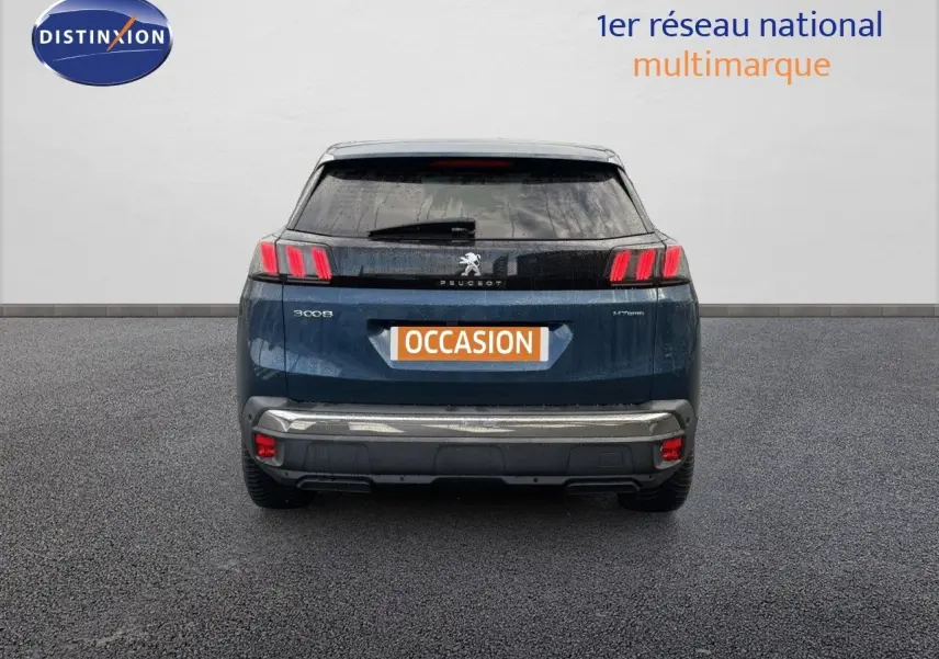 Vue arrière du Peugeot 3008 hybride rechargeable bleu Celebes avec feux LED caractéristiques et plaque occasion.