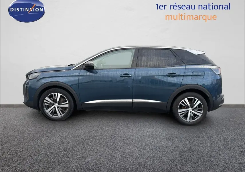 Profil côté gauche d'un Peugeot 3008 bleu Celebes hybride rechargeable 2022 avec jantes alliage bicolores.