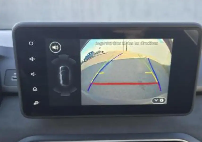 Écran tactile 8 pouces montrant la caméra de recul avec lignes de guidage dans un Dacia Sandero III Stepway noir nacré.