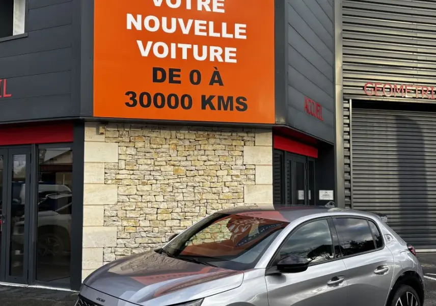 PEUGEOT 208 Hybrid gris clair vue 3/4 avant droit, avec phares LED et jantes noires stylisées.