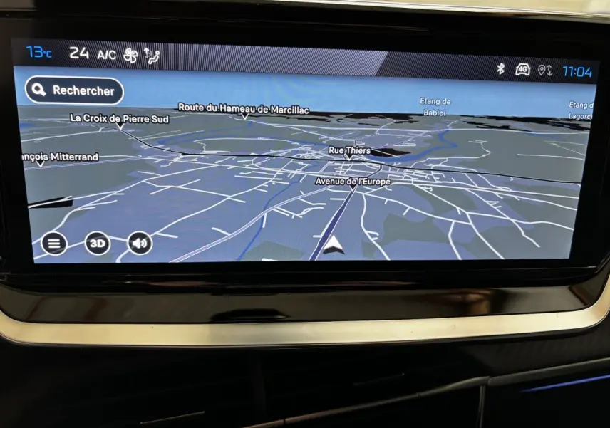 Écran tactile central affichant la navigation GPS dans l'habitacle du Peugeot 208 Hybrid 110 e-DCS6 GT gris clair.