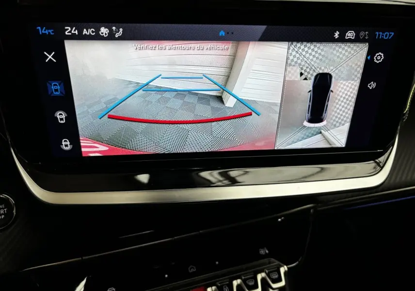 Écran tactile intérieur montrant la caméra de recul et vue 360° du Peugeot 208 Hybrid gris clair en stationnement.
