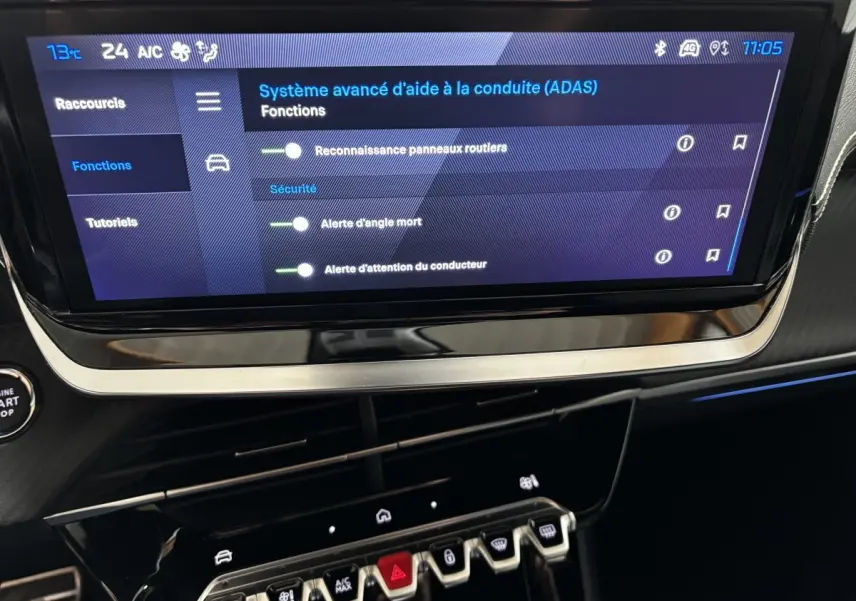 Écran tactile central affichant les aides à la conduite du Peugeot 208 Hybrid 110 e-DCS6 GT, intérieur noir.